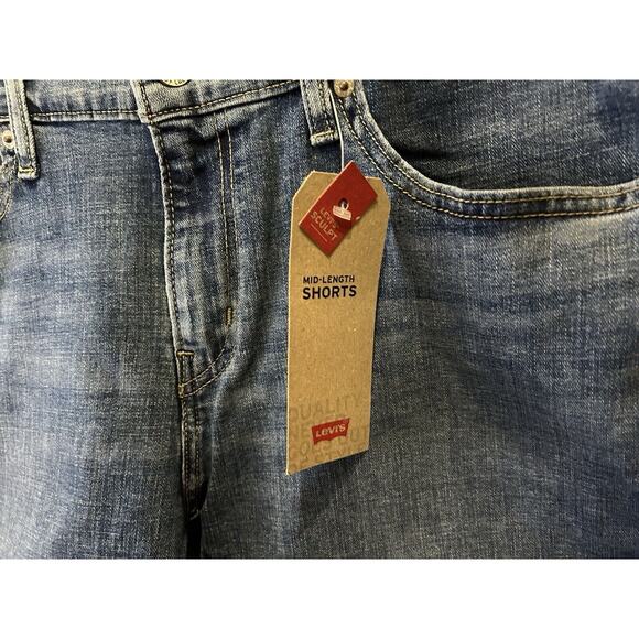 NWT Women’s Levi’s Medium Blue Denim Jeans Cuffed Cotton Shorts in Size 12 Large - Picture 5 of 9